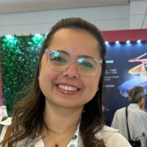 Fga. Mayra Pires em congresso da área, diante do painel dos sentidos
